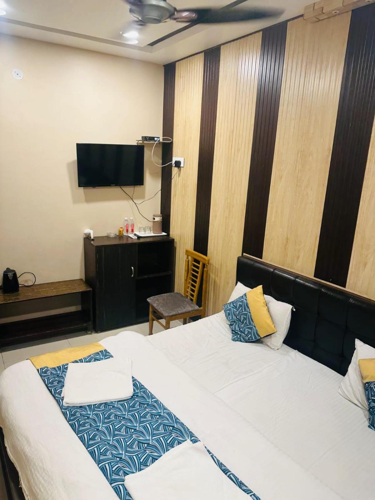 Hotel Deva Inn Varanasi Bagian luar foto
