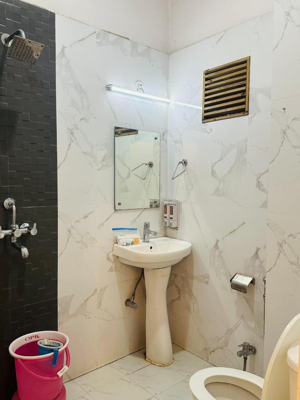 Hotel Deva Inn Varanasi Bagian luar foto