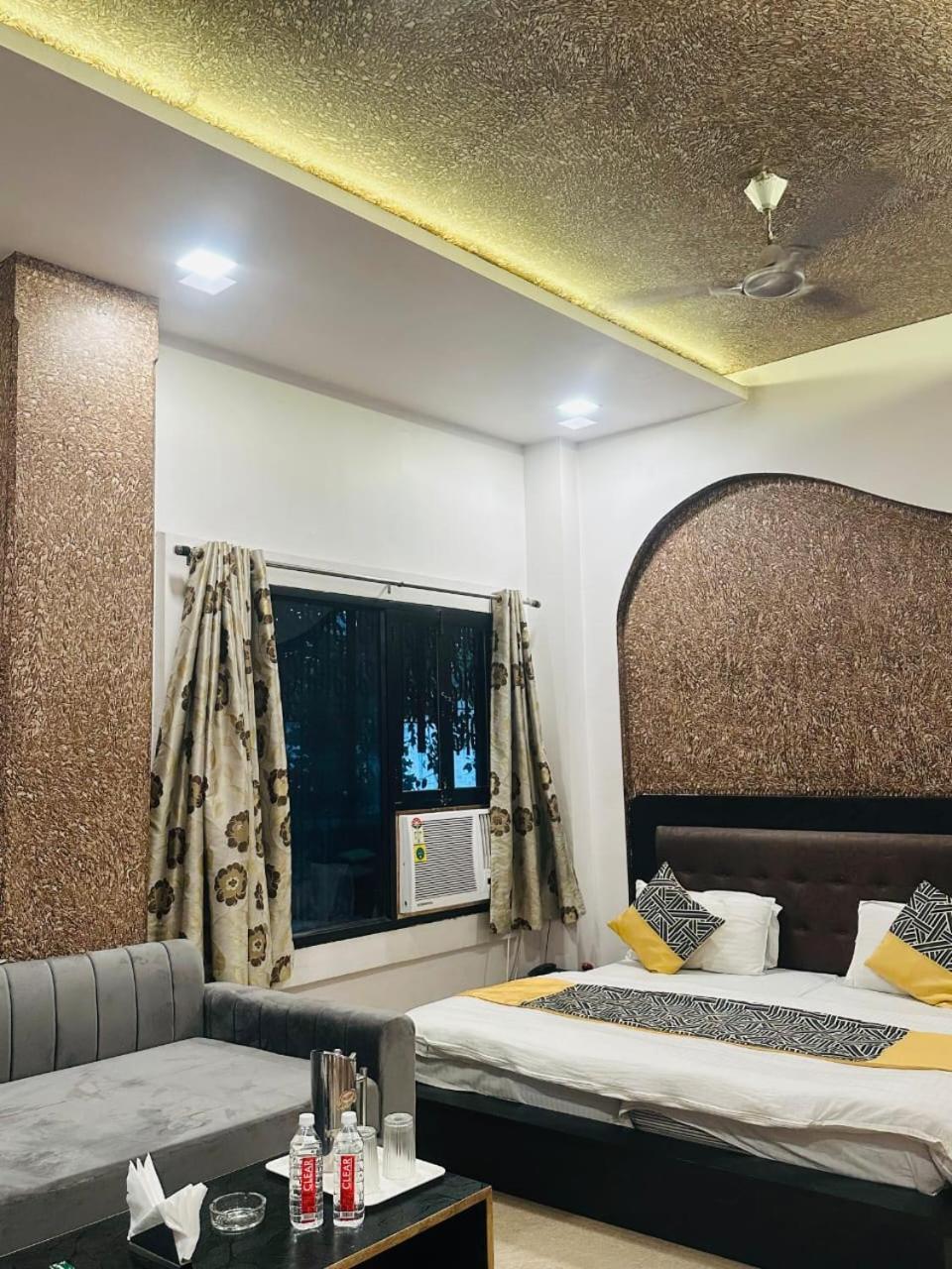 Hotel Deva Inn Varanasi Bagian luar foto