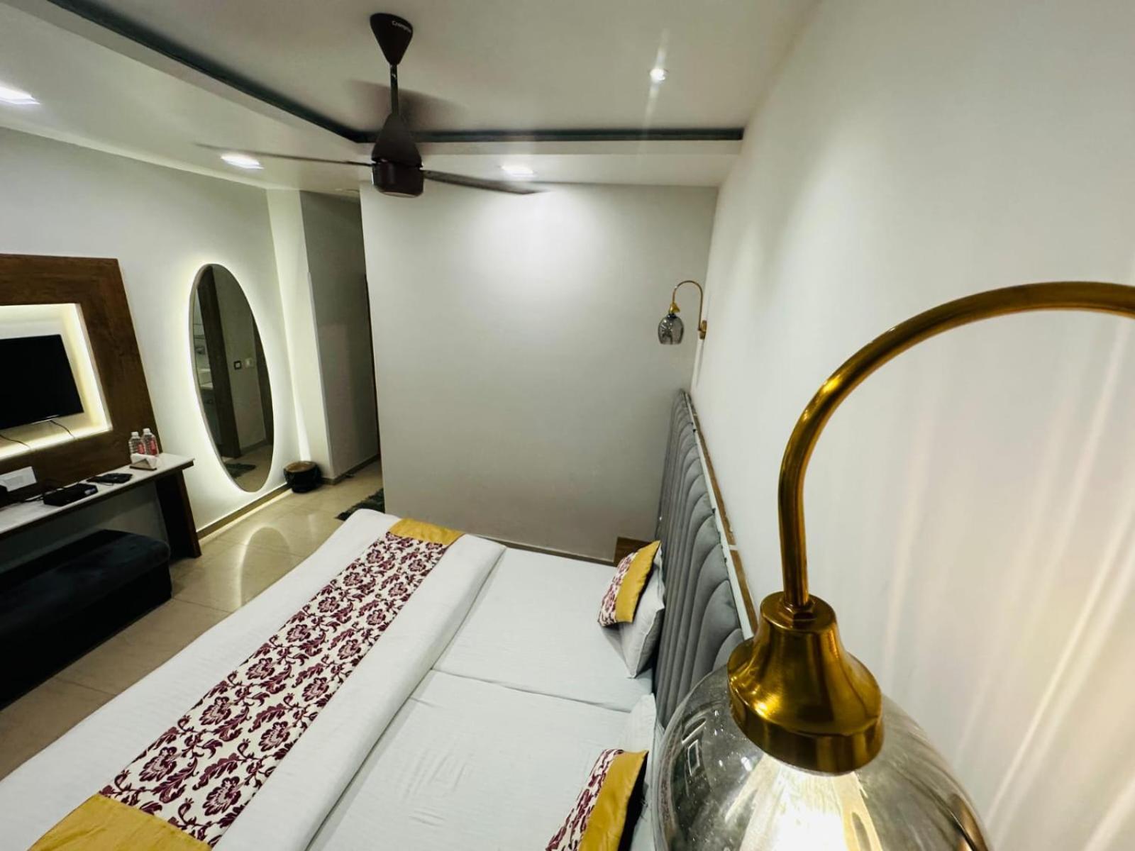 Hotel Deva Inn Varanasi Bagian luar foto
