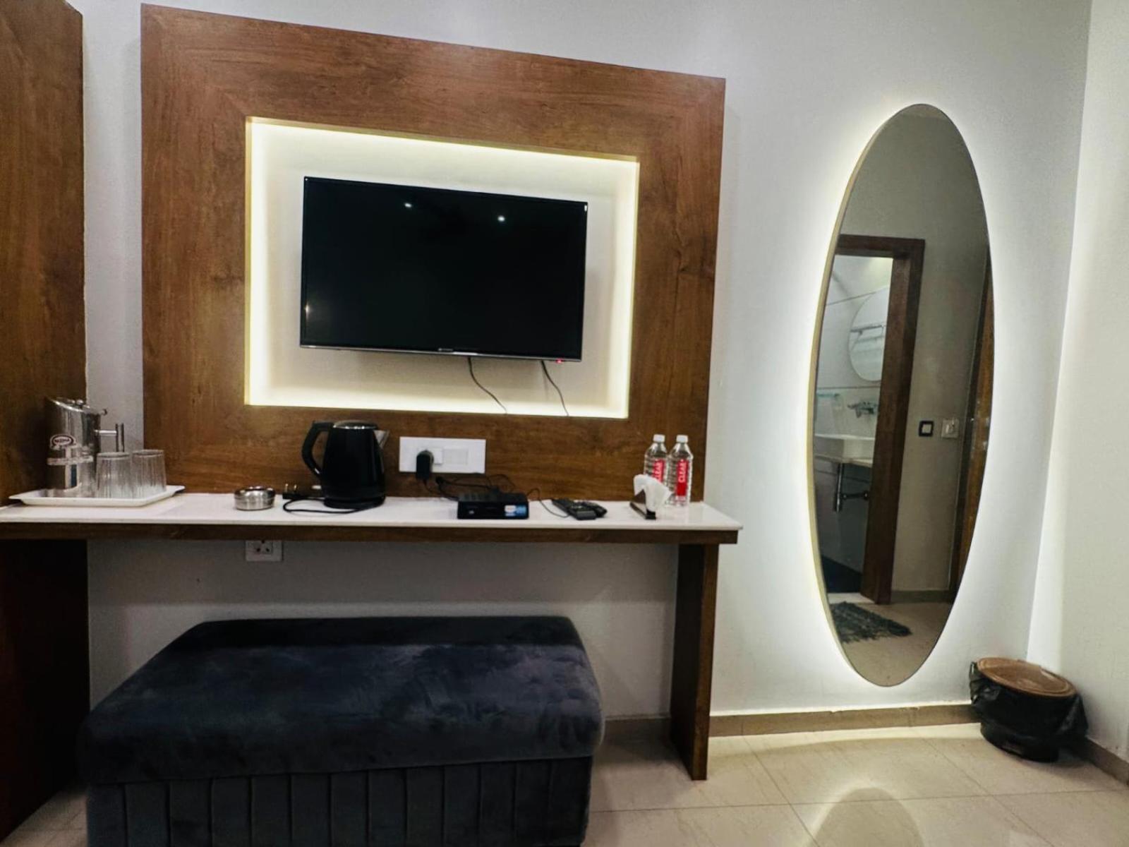 Hotel Deva Inn Varanasi Bagian luar foto