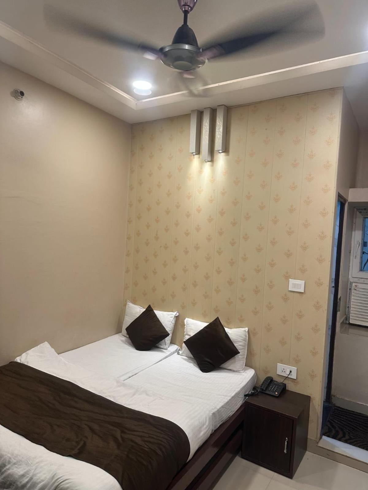 Hotel Deva Inn Varanasi Bagian luar foto