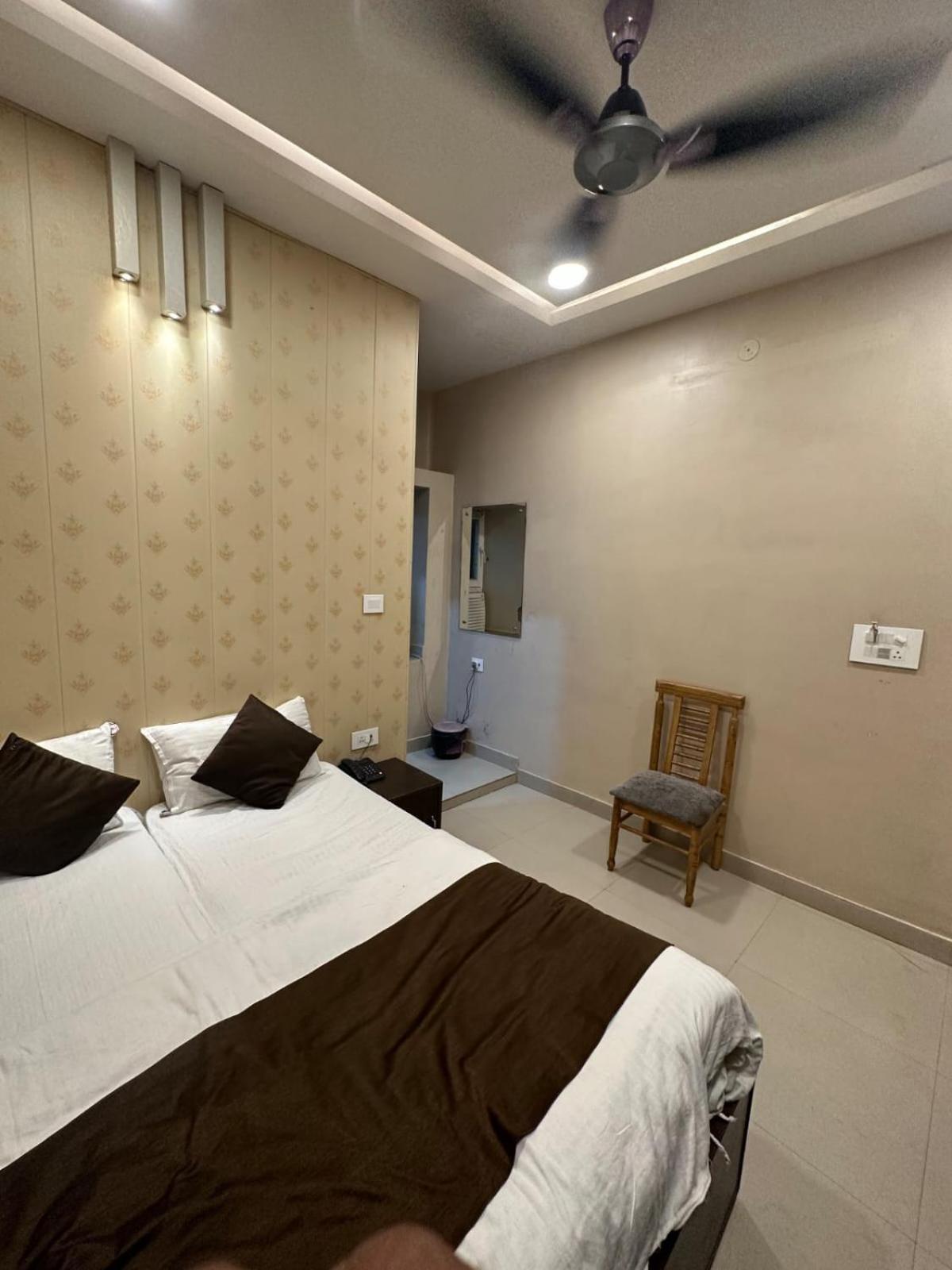 Hotel Deva Inn Varanasi Bagian luar foto