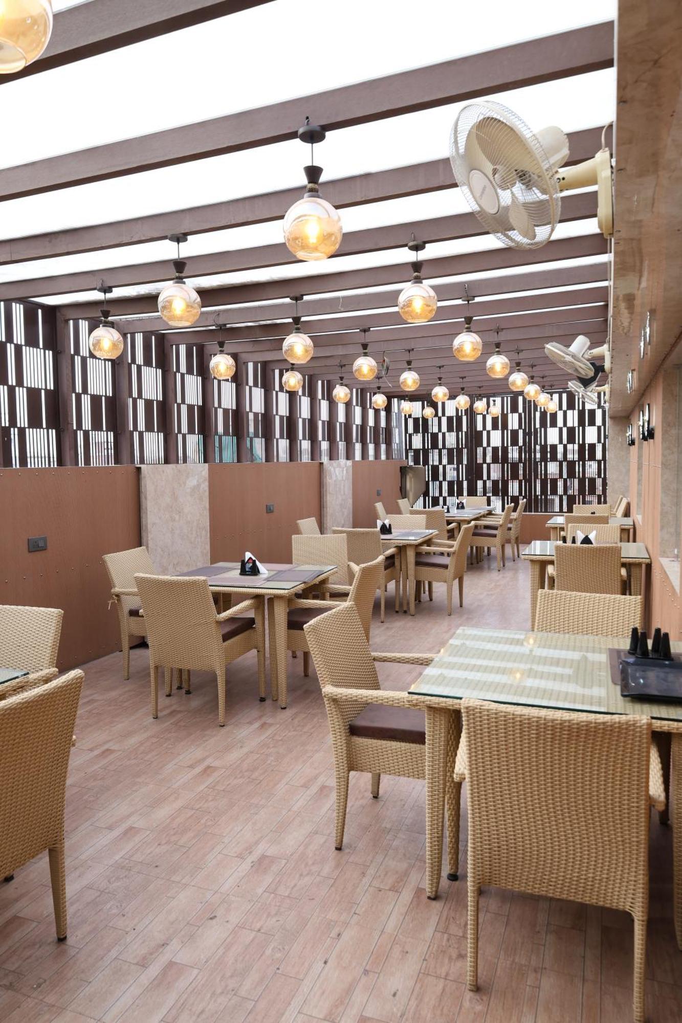 Hotel Deva Inn Varanasi Bagian luar foto