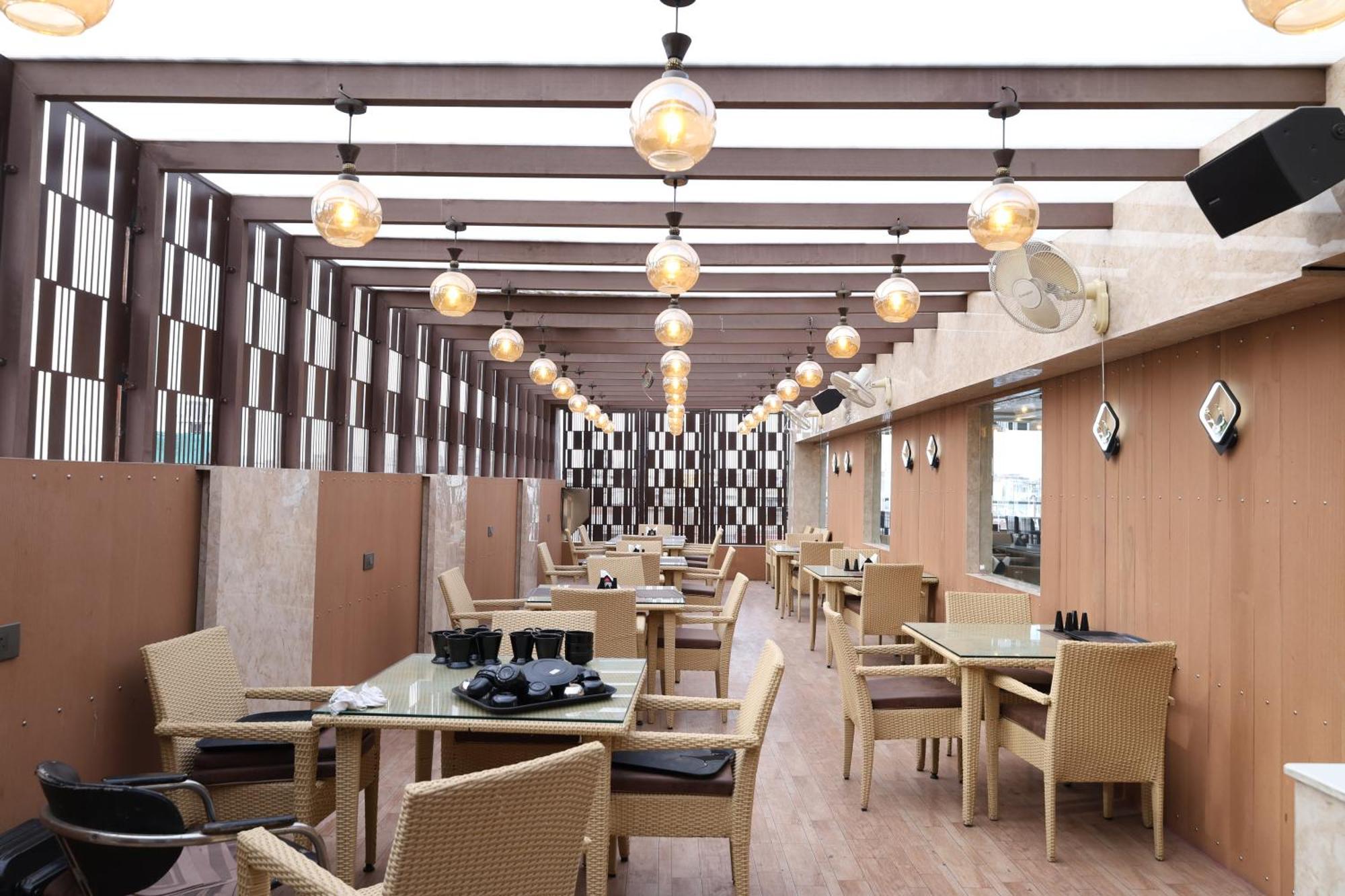 Hotel Deva Inn Varanasi Bagian luar foto